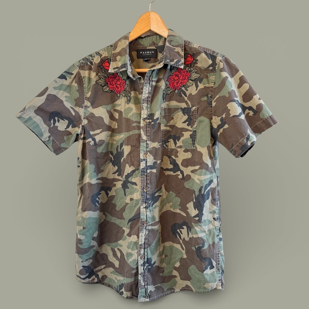 Men's Pacsun Woodland Camo with Roses Short Sleeve Small Button Down Shirt‎
